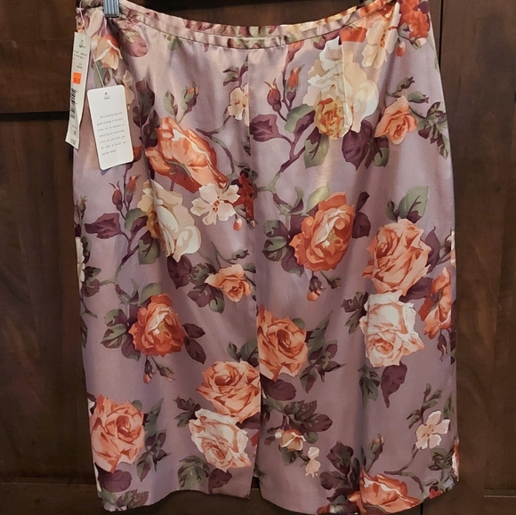 Beautiful brand new skirt - Picture 5 of 5